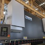 CNC NC awtomatikong electric haydroliko pahalang busbar bakal sheet metal cutting at baluktot pindutin preno machine presyo para sa pagbebenta